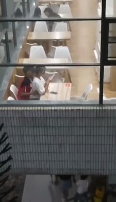 【10.29惊天大瓜】某高校学生情侣在食堂2楼角落摸奶摸B，惨遭全校直播惊动学生会抓现行！