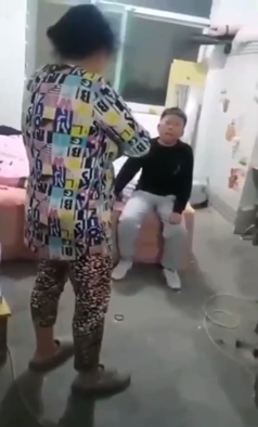 【道德沦丧】小学生找妓女回家气晕父母被一顿暴打，妓女躲在被窝里静观其变