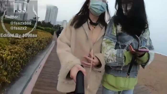 【户外露出】网红FSS冯珊珊酒店玩到广场，最后被大叔当众调戏想带回家，大叔成功了吗？