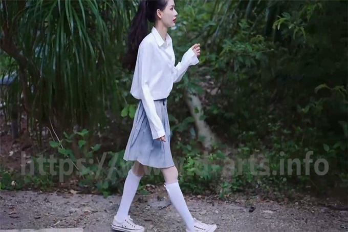 【剧情之王虚幻的电影】最新剧情制作《尾行》猥琐男尾行清纯美少女 林间小路干晕直接就给操了 画面感十足