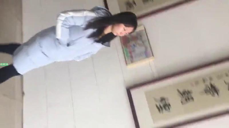 某大學廁拍系列8長發飄飄的長腿美女下面真幹淨AV中文