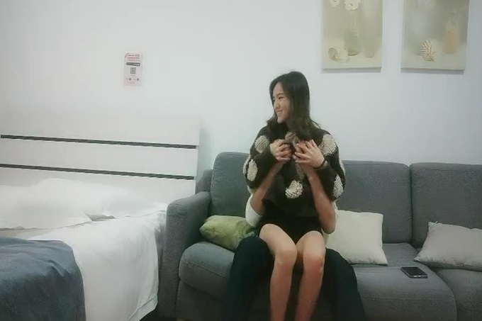 深夜约战嫩妹 坚挺一手抓奶子 跪着深喉口交 扶着小腰爆操 操的受不了给口出来