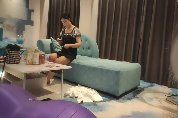 漂亮小少妇来相伴 远景沙发视角 温柔妩媚俏佳人 服务周到激情四射