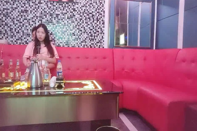 全网独家商K探花 第一个公主太没劲 喊来短发气质小美女 苗条美乳 唱唱歌喝喝酒 裸体相见负距离接触