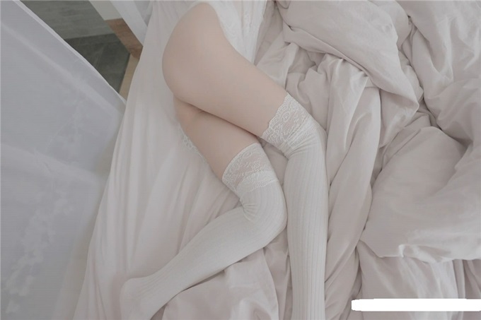 v超火爆极品美少女『HongKongDoll』私信小短片-激情纯爱 无套顶操内射粉穴