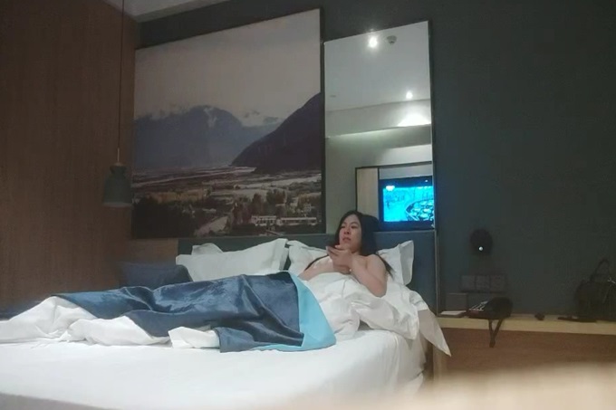 中场休息 激战继续 精品小少妇 鲍鱼粉嫩 自己出了水 让赶紧插入 无套内射捂逼洗澡休息