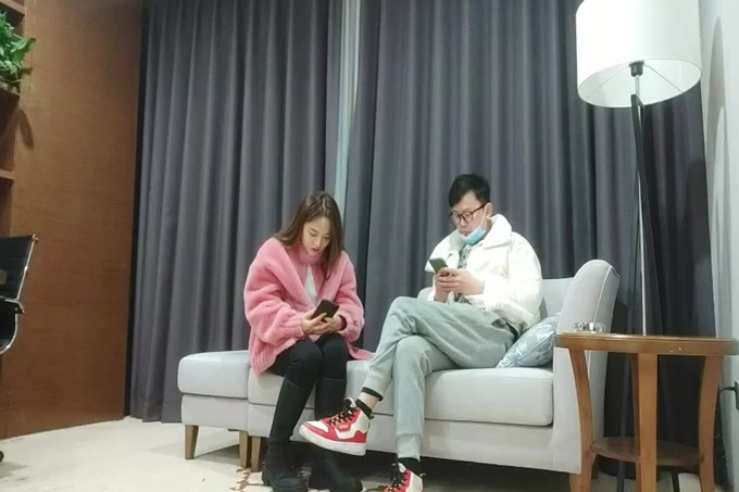 粉衣甜美系小妹 新视角沙发上操 换上睡衣黑丝 大屁股骑乘后入