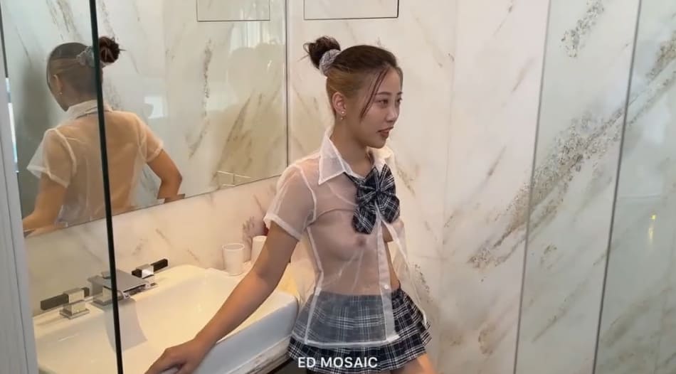 【EdMosaic】 性感小模身穿薄纱勾引男伴 火车便当侧抬腿站位爆肏 无套内射高潮宫缩颤抖