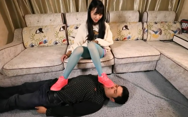 年轻漂亮女主人調教猬锁奴男 