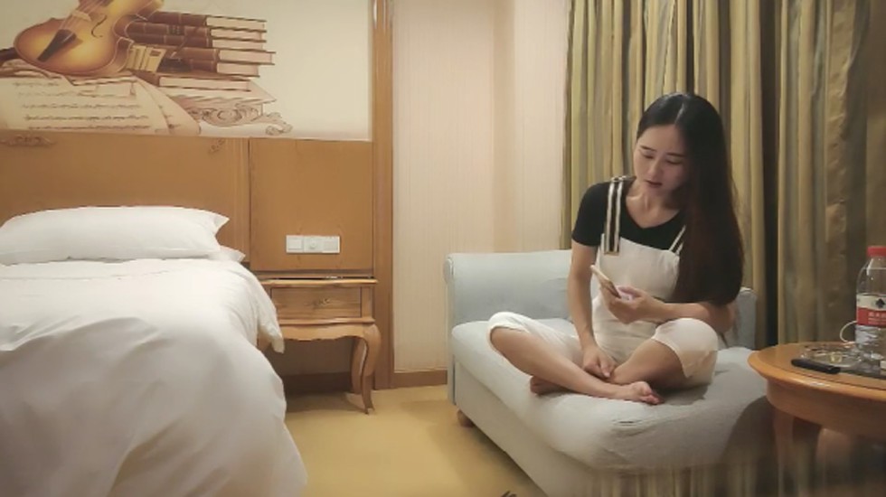 长发气质足浴女技师 2600元带走无套内射好过瘾 