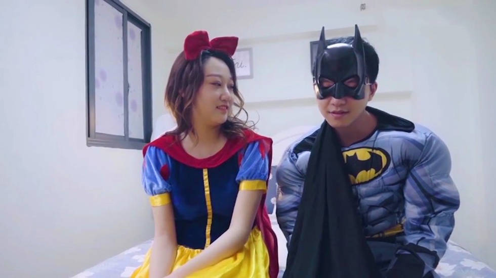 《白雪公主色诱蝙蝠俠 面对诱惑蝙蝠侠顺势爆操白雪公主》 