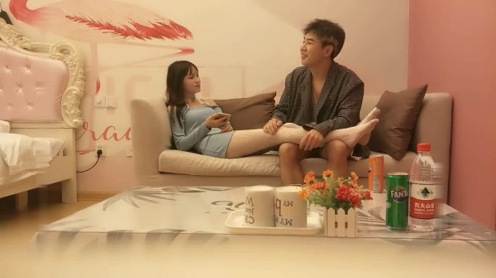 又来了一对姐妹花专门约男人偷拍 以后男人约炮要小心了 