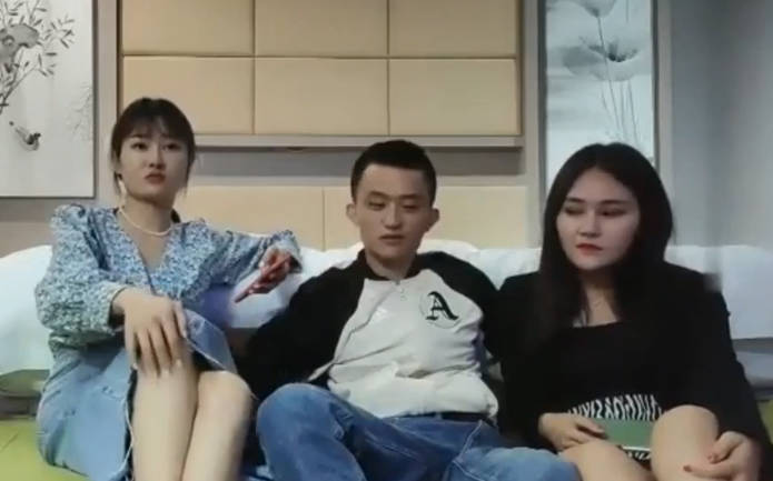 精品双飞 看着自己闺蜜是如何卖力表现服侍嫖客