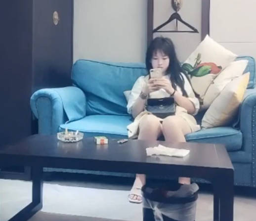 零零后嫩妹 聊天得知情路坎坷啊