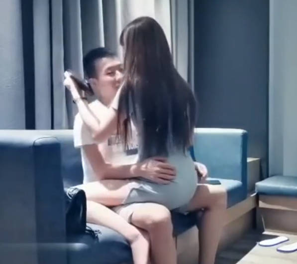 表哥酒店爆操黑丝阴毛旺盛的小姐姐就是骚 嘴上说不要身体却很诚实