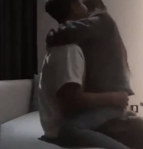 刚毕业初入社会清纯大学生美女在公司做助理工作禁不住诱惑与经理激情啪啪 