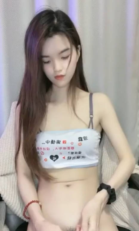 80多斤苗条妹妹！刚下海大秀一波！性感吊带丝袜扭腰摆臀，粗大玻璃棒磨穴，跳蛋震动好爽  