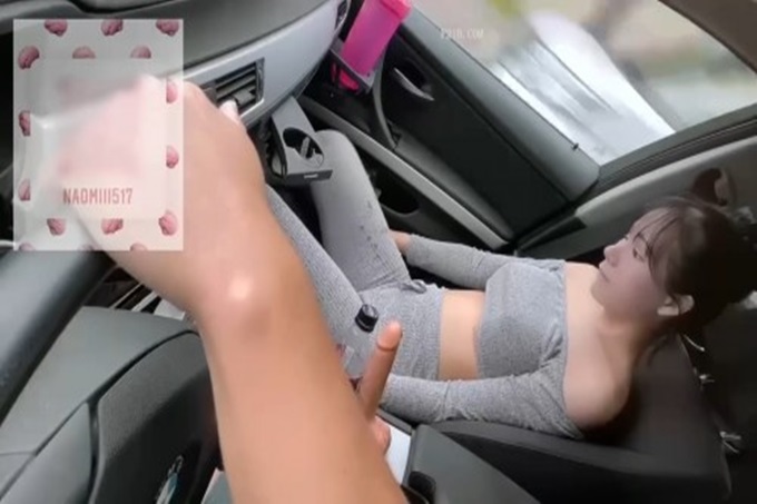 最新俏皮可爱日系小姐姐 Naomiii 副驾驶春光无限全裸阳具速插无毛美穴 左手方向盘右手大奶子得劲 