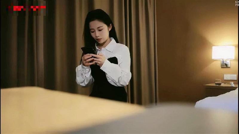 清純顔值不錯小美女黑裙修身約到酒店這粉嫩嫩肉體立馬性奮啊，舔弄吸吮扶著鶏巴坐上去騎著起伏浪叫