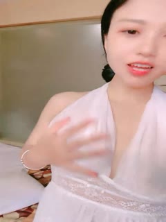 气质超棒酒窝美女！性感白色短裙！笑起来甜美，坐马桶上尿尿。