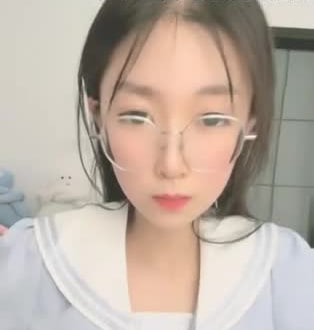 极品尤物女神大学生眼镜JK装乳夹抖臀摸穴随着音乐摆臀妹妹好想被操极度诱惑