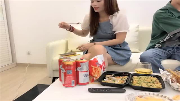 网恋奔现极品骚货！饥渴肉棒深插淫穴狂干，第四次见面直接野战内射