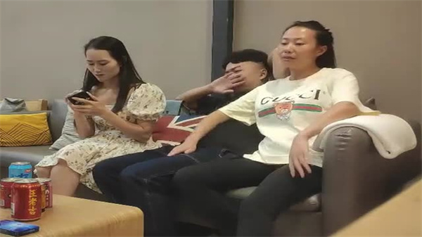 巨乳骚妻野外拖拉机震！两小伙轮流狂操，白浆内射求饶